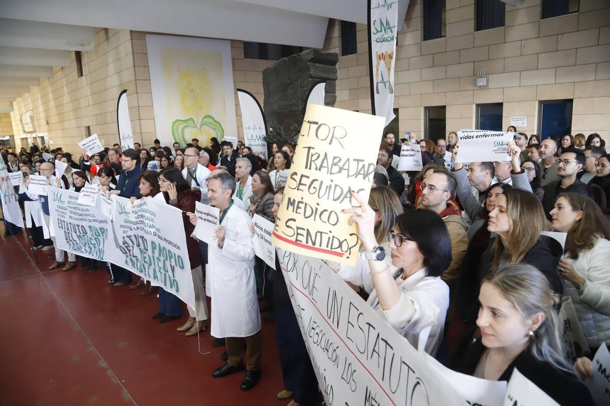 Concentración en protesta de los médicos en el hospital Reina Sofía de Córdoba, hace unos días.