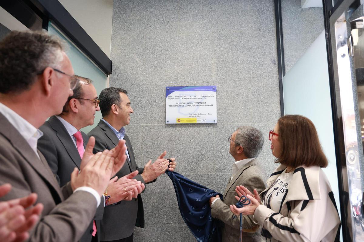 Momento en el que se descubre la placa oficial de la nueva sede.