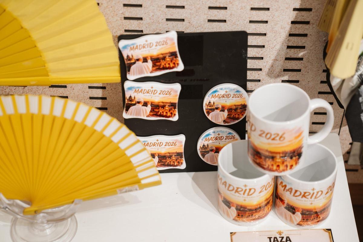 Taza, camisetas e imanes: todos los souvenirs por la visita del papa León XIV a Madrid