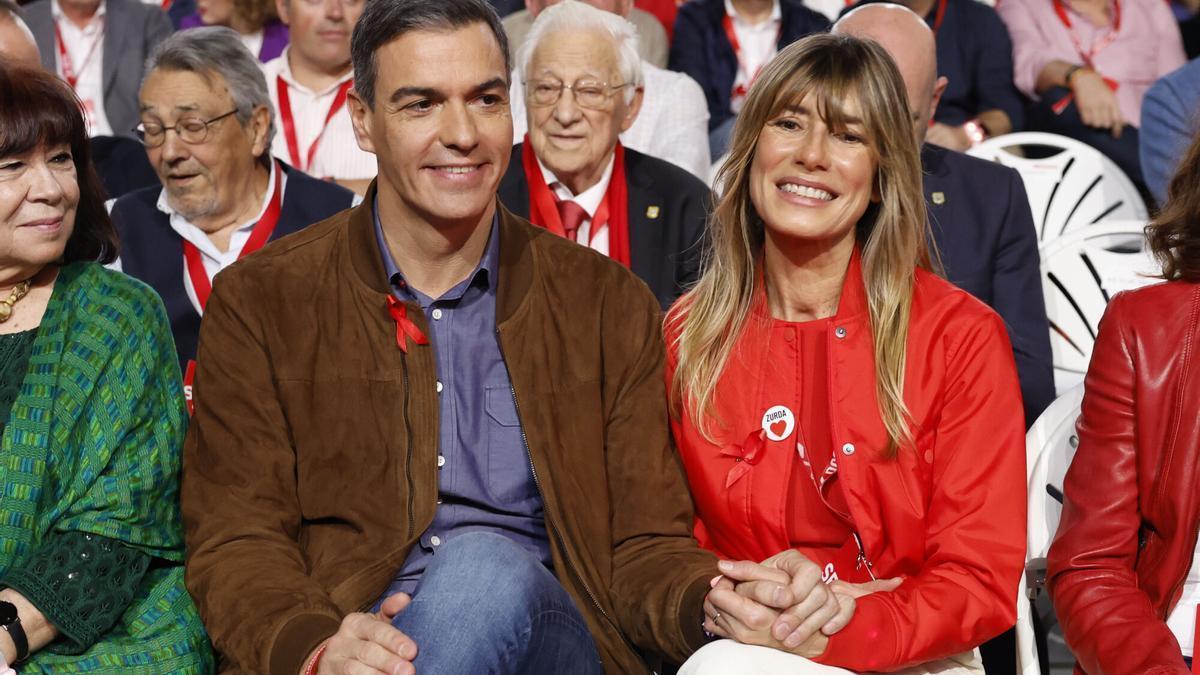 Pedro Sánchez con su mujer Begoña Gómez en Sevilla el pasado mes de diciembre.