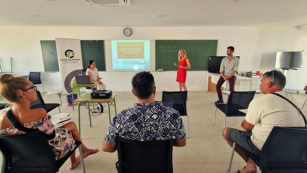 En la imagen, Carmen Ferrer, alcaldesa de Santa Eulària des Riu; y Miguel Tur, concejal de Promoción Económica; durante el último de los cursos organizados para emprendedores..   | AYTO. SANTA EULÀRIA