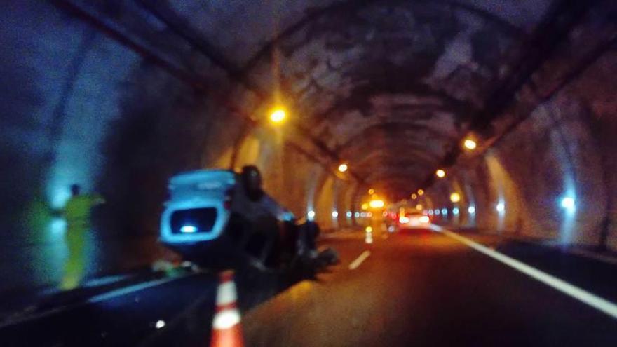 Aparatoso accidente sin heridos en un túnel de la A8 en Ribadesella