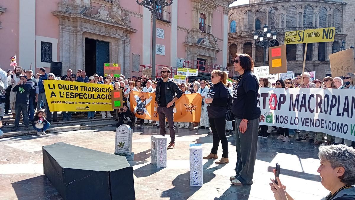 Protesta contra la macroplanta de Llíria el pasado 21 de febrero en la Plaza de la Virgen.