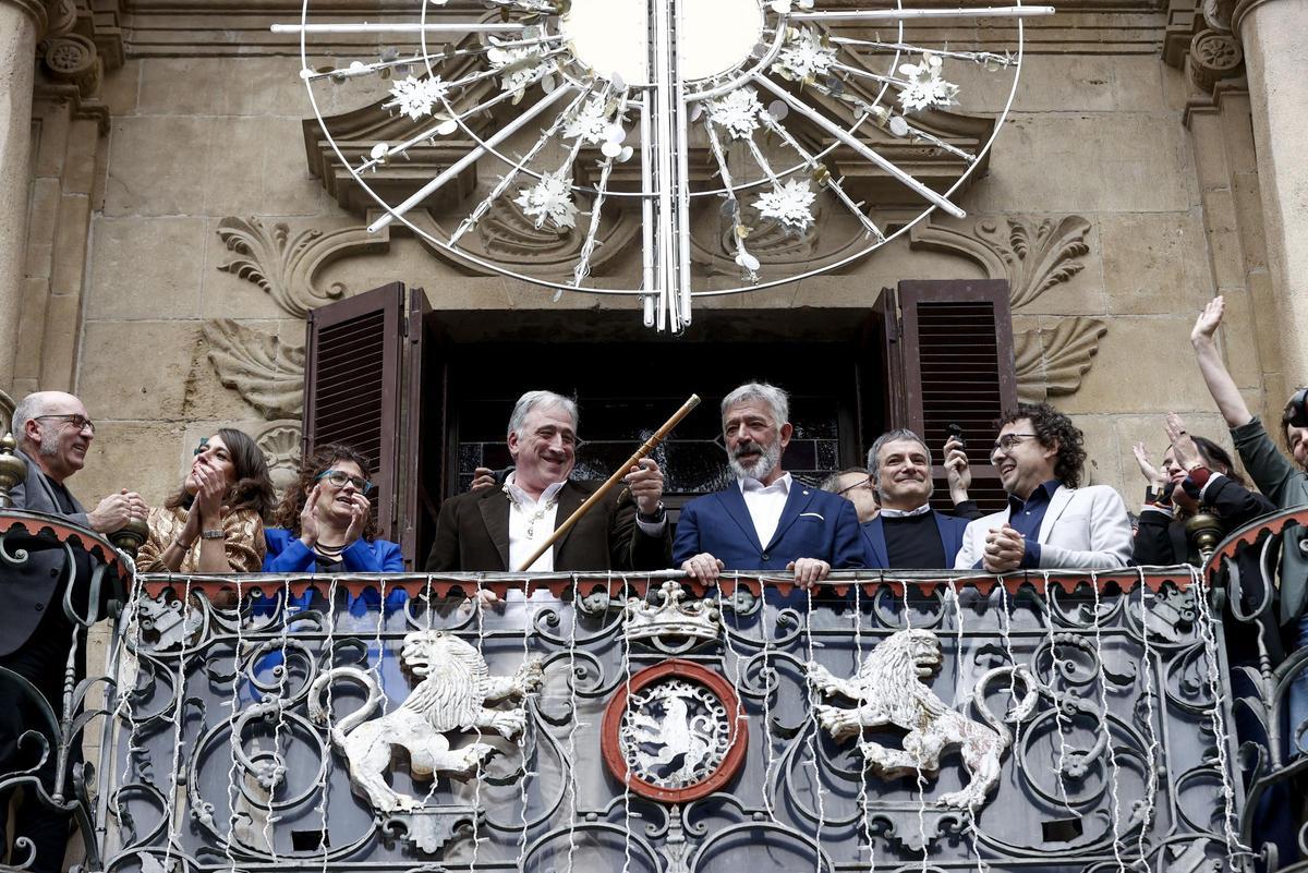 El diputado de EH Bildu, Joseba Asiron celebra en el balcón del ayuntamiento convertirse en el nuevo alcalde de Pamplona. El diputado de EH Bildu, Joseba Asiron celebra en el balcón del ayuntamiento convertirse en el nuevo alcalde de Pamplona.