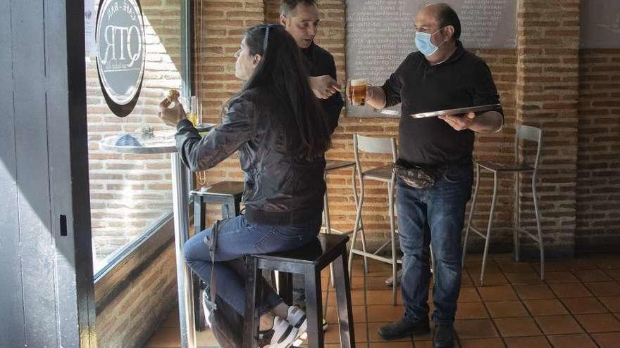 Dos clientes, en un bar de Zamora, durante la fase 2.