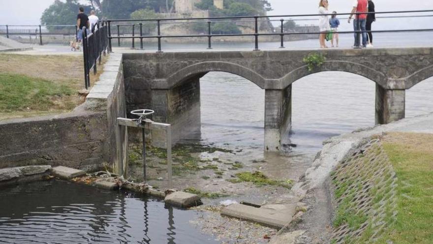 Desembocadura del río en la playa de Santa Cruz, que estos días bajó con fecales.