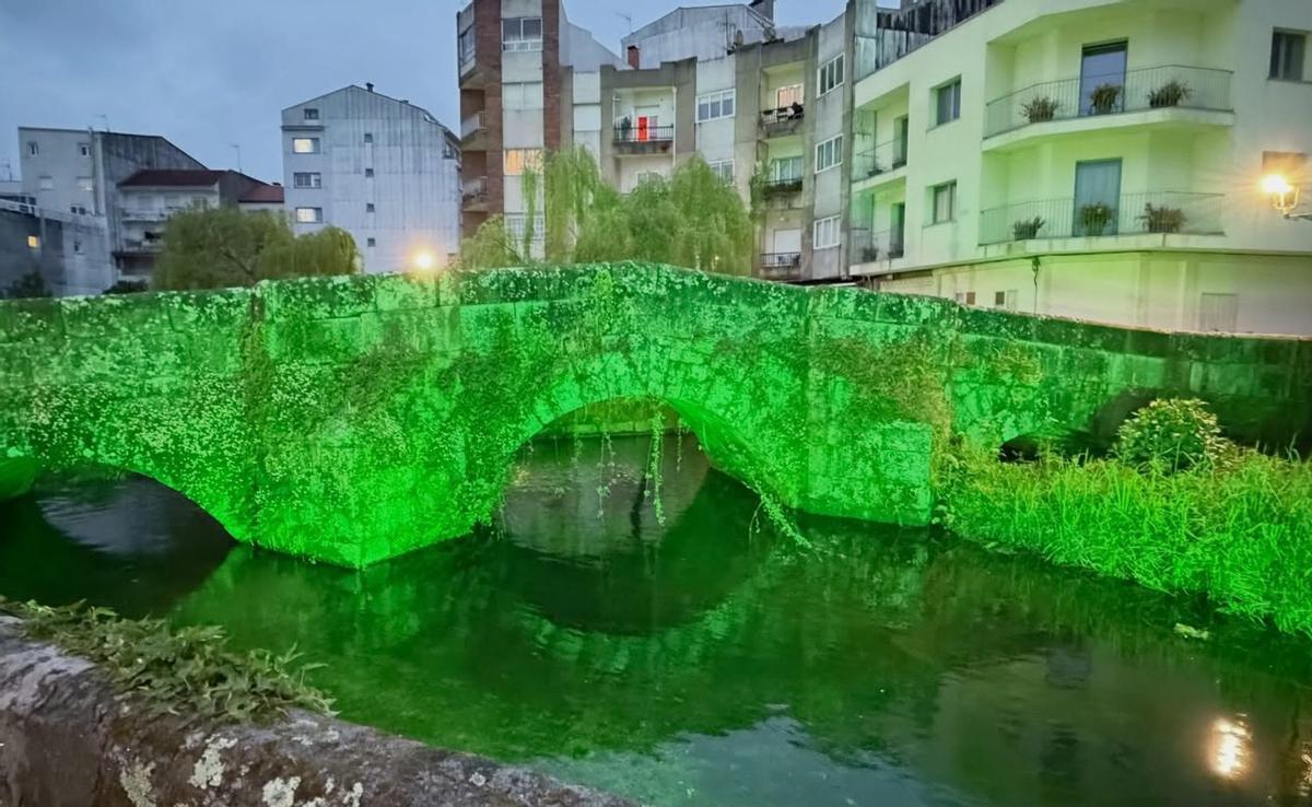 El puente del Bermaña ya luce su iluminación ornamental.