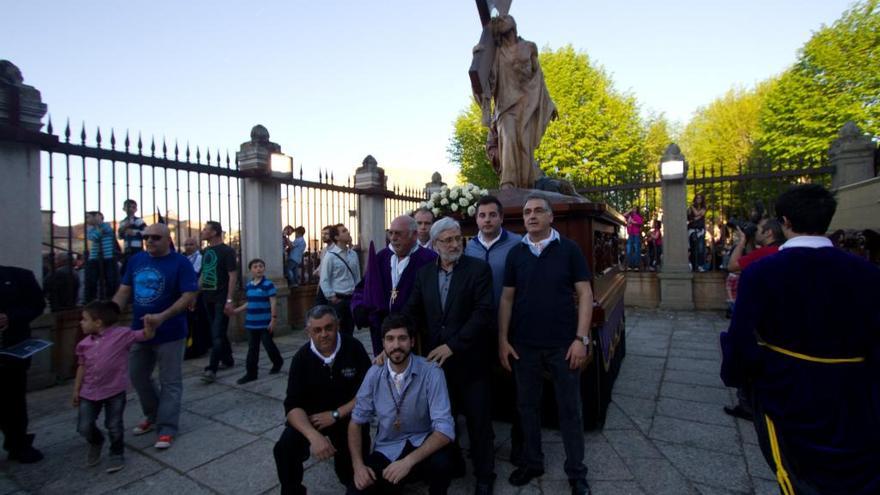 José Antonio Montes (última fila a la izquierda), detrás del fallecido Eduardo Viñas en una foto de los cargadores de hace unos años
