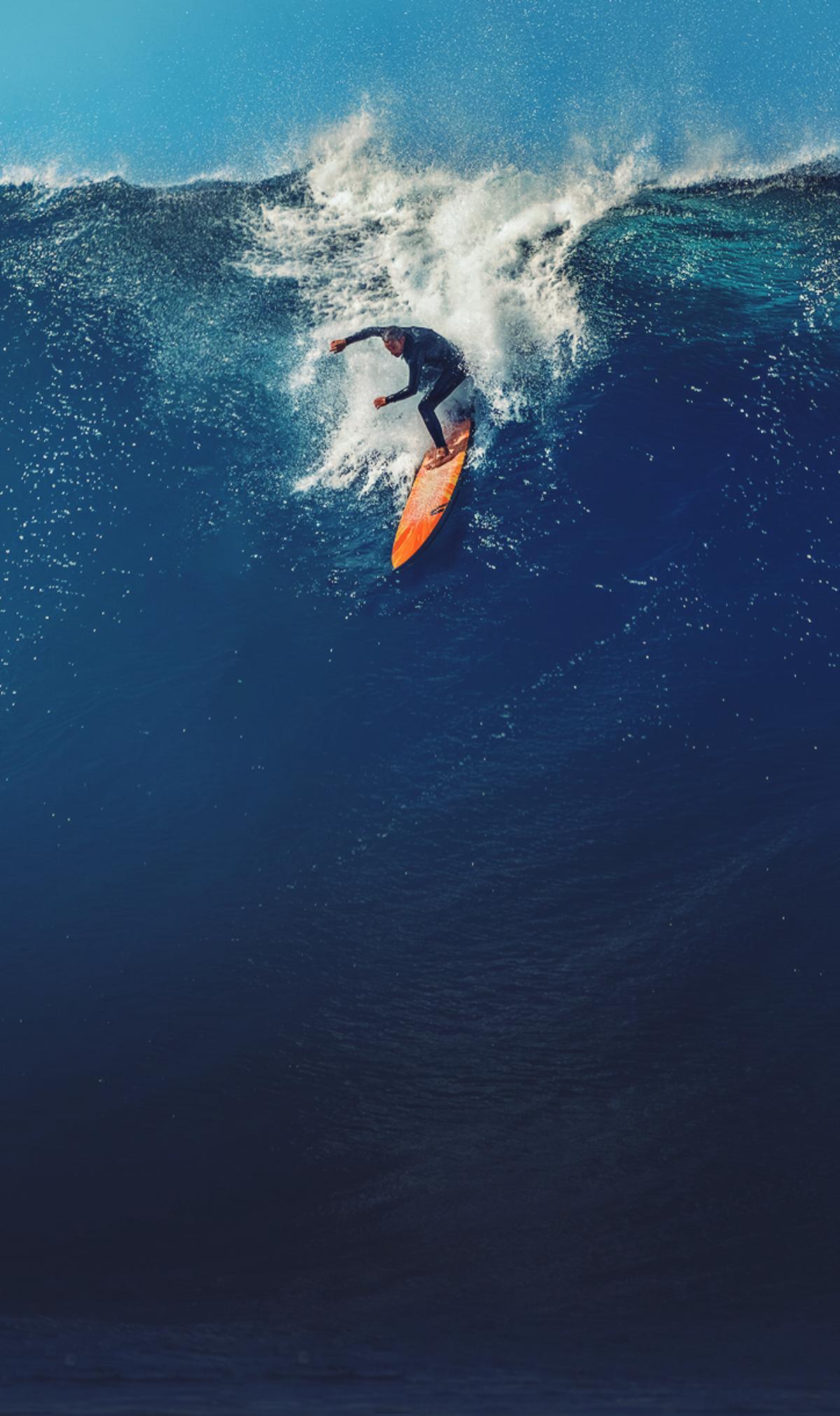 Surfista en acción en una foto de Carlos Cantón.