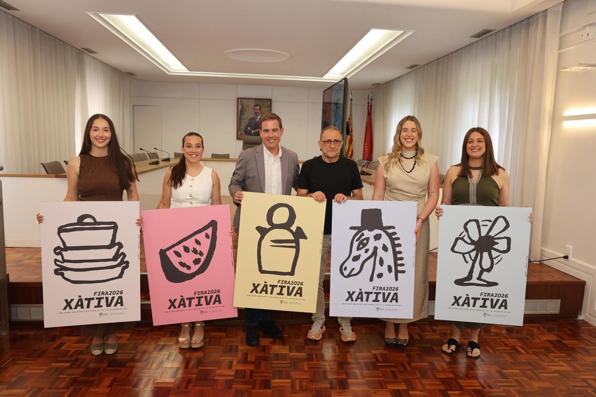 Dani Nebot, tercero por la izquierda, muestra sus carteles junto al alcalde de Xàtiva, la Reina de la Fira y sus damas y la regidora María Beltrán.