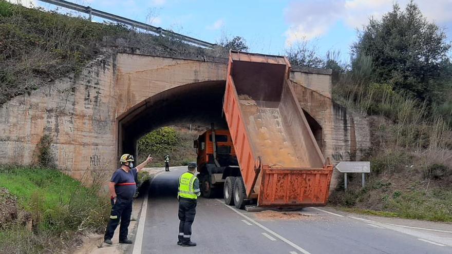 El vehículo quedó atascado por culpa del basculante