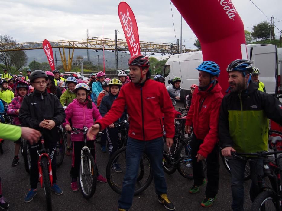 Los alumnos del Colegio Santa Bárbara de Lugones celebran el Día Mundial de la Bicicleta junto a Chechu Rubiera y Ángel García