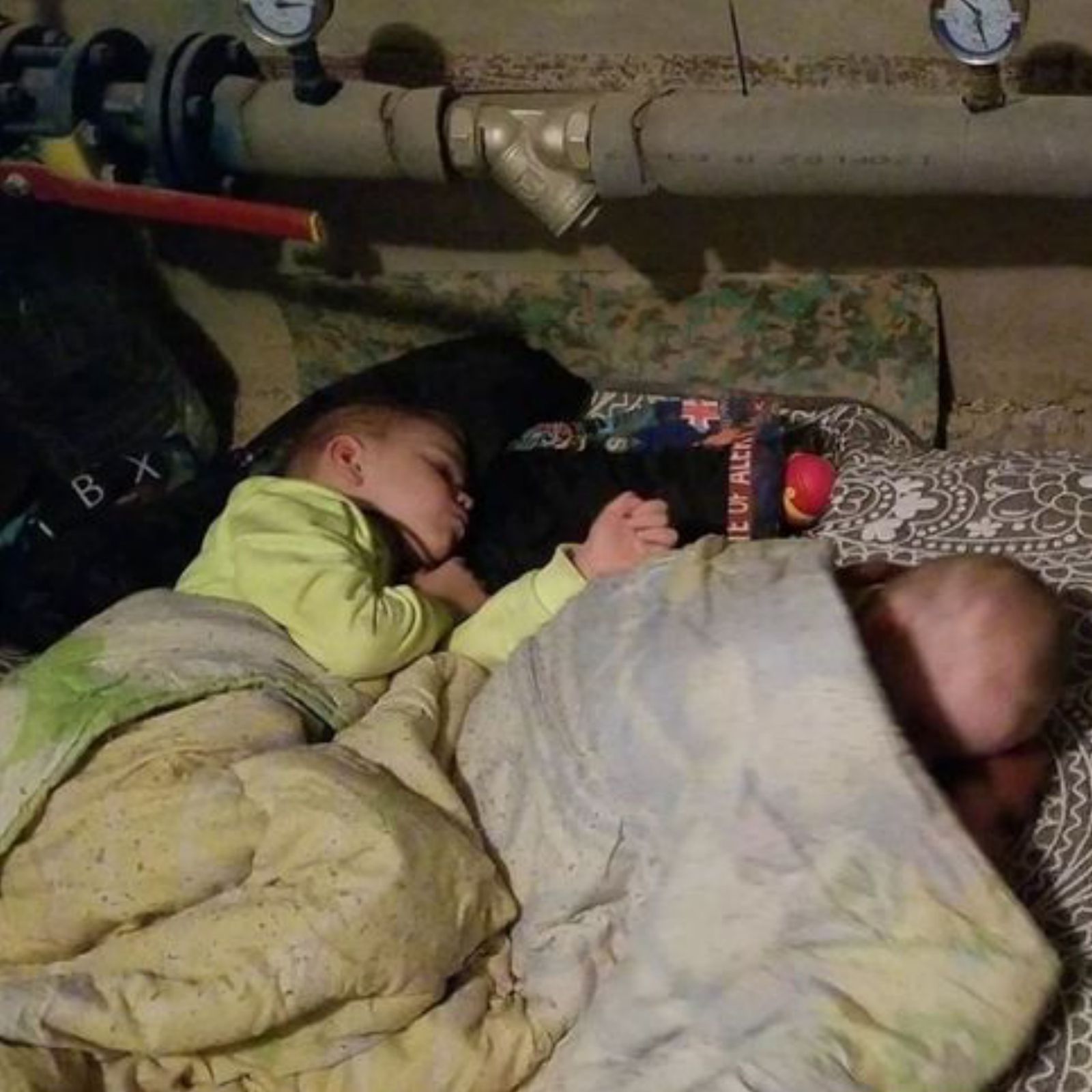 Sus hijos, en el refugio del sótano de su casa en Járkov. 