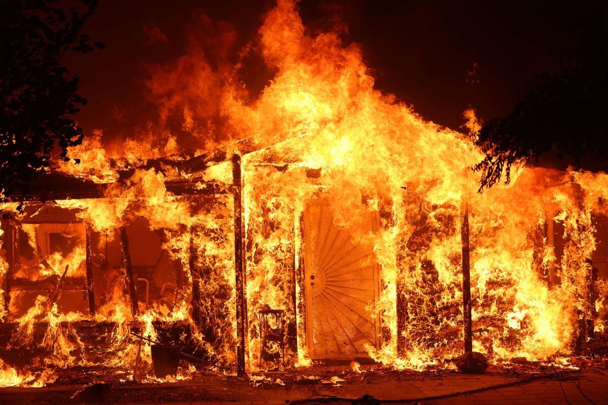 Otro devastador fuego en Mariposa (California) se acerca al parque de Yosemite