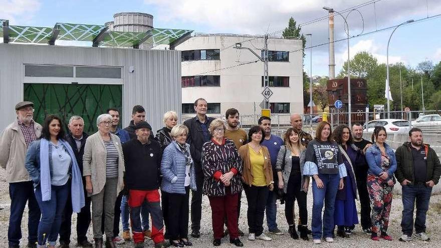 Los integrantes de la lista, ayer, en la nueva estación de La Felguera.