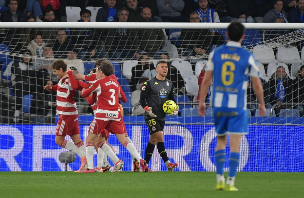 Un Dépor estéril cae ante el Granada en Riazor (0-2)