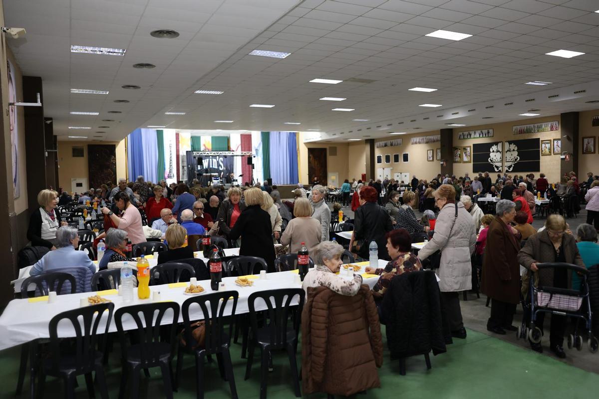 Fotogalería I Burriana celebra berenar i ball a la Llar Fallera per a la gent gran Fotogalería I Burriana celebra berenar i ball a la Llar Fallera per a la gent gran