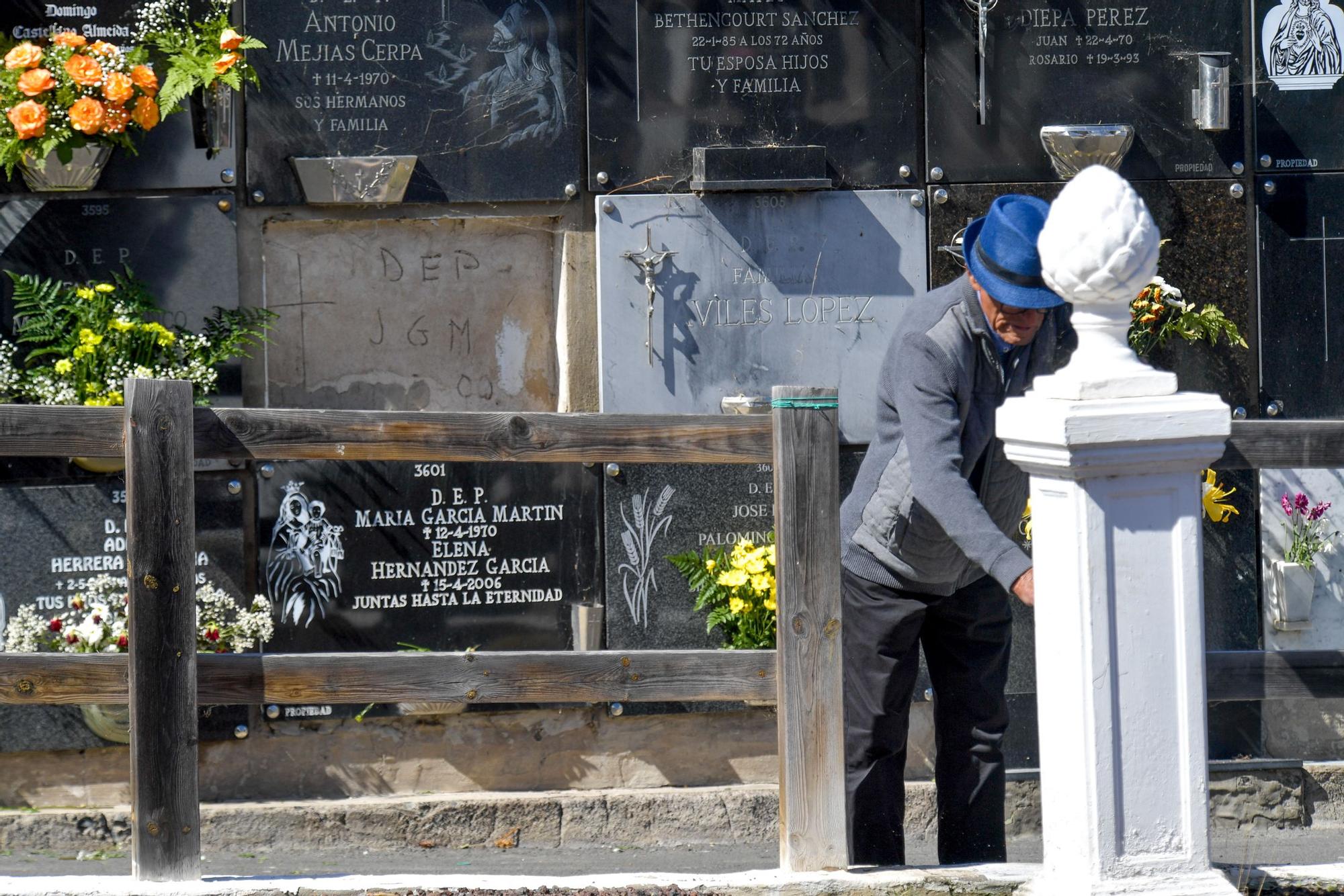 Día de Todos los Santos en el cementerio de San Lázaro (01/11/2021)