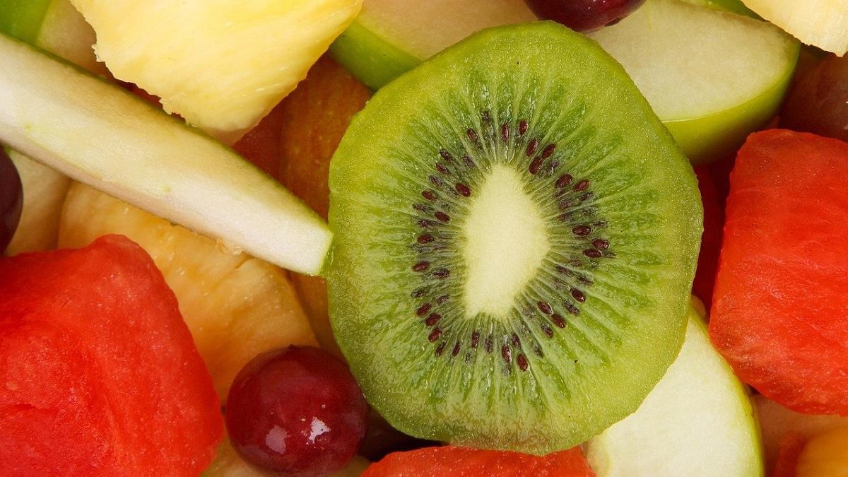 Tomar frutas y verduras refuerza la hidratación del cuerpo.