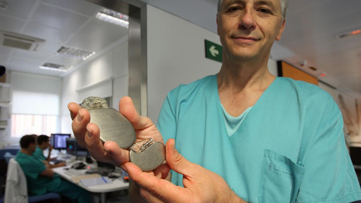 El doctor Lluís Mont, jefe de la Unidad de Arritmias del Hospital Clínic de Barcelona, con un desfibrilador y un marcapasos implantables.