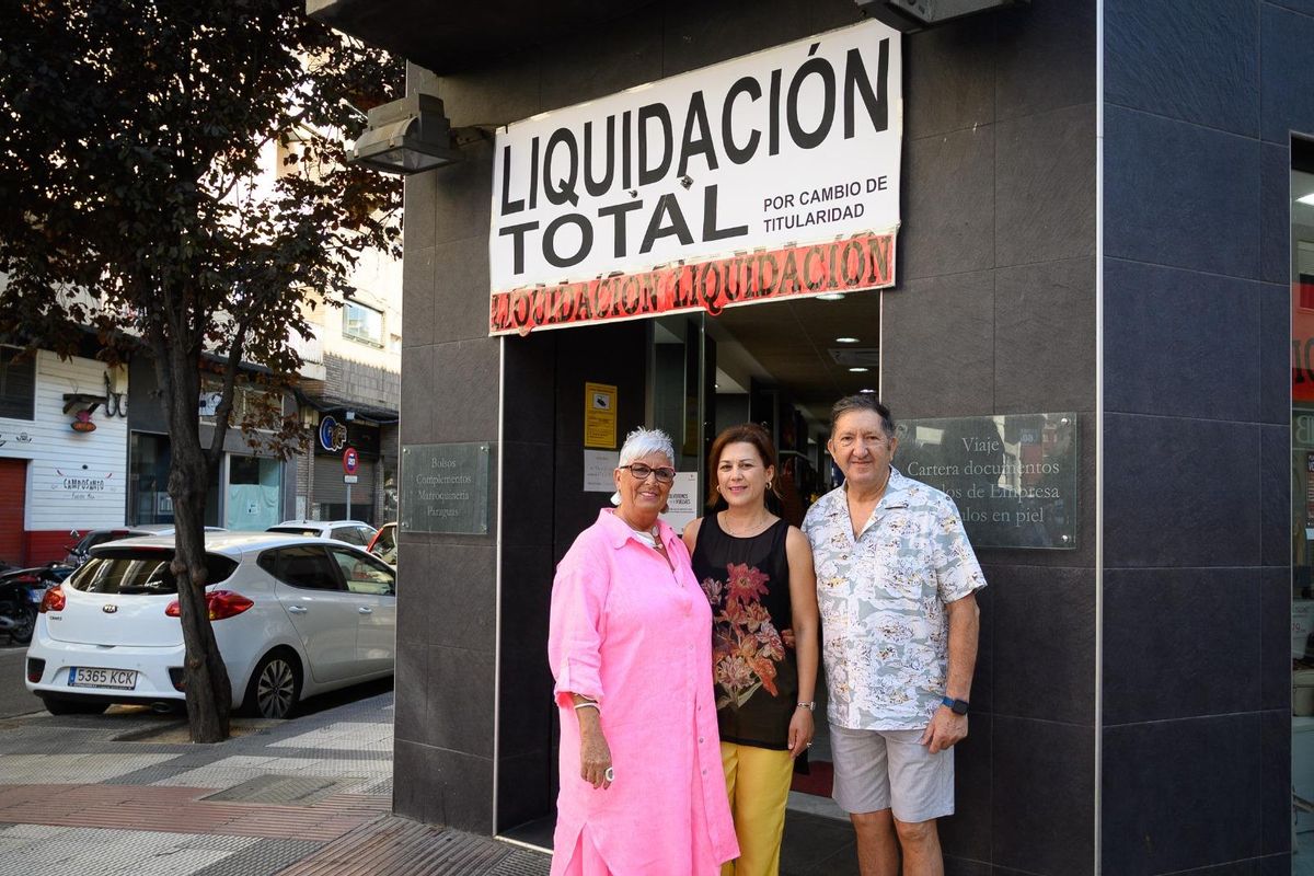 Los dueños de Berlogui y su dependienta Carla.