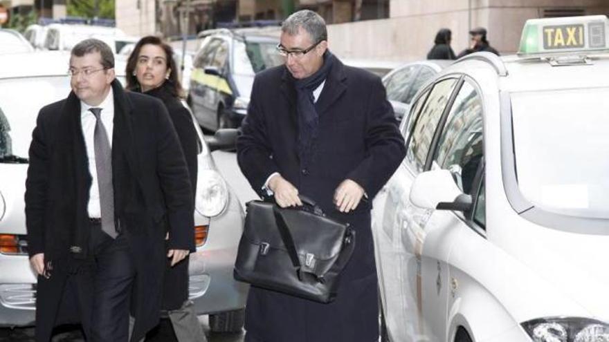 El abogado González Peeters, Ana María Tejeiro y Diego Torres.