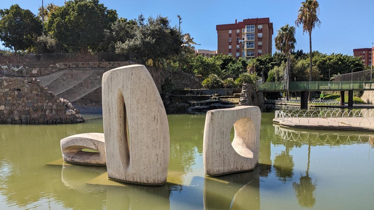 'Hombre recostado en tres módulos', ubicada en en el Parque del Oeste