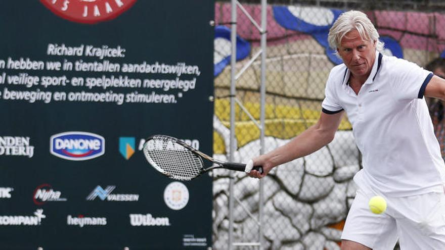 Bjorn Borg golpea la bola durante un partido de exhibición.