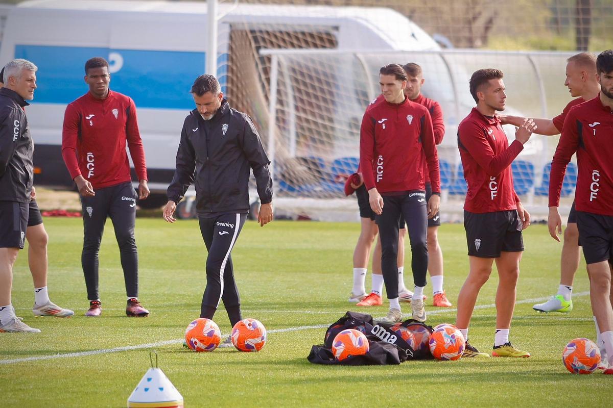 Álex Sala observa a Iván Ania durante el entrenamiento del Córdoba CF, este miércoles, en la Ciudad Deportiva.