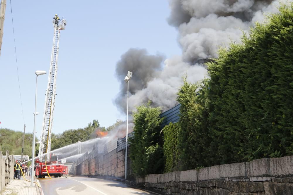 El fuego se ha registrado en una nave dedicada al reciclaje de residuos