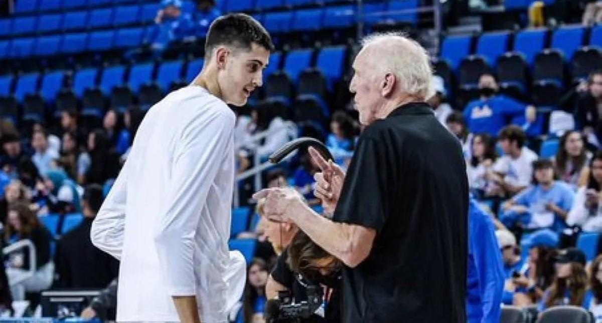 Aday Dama recibe los consejos del legendario Bill Walton antes de su estreno contra Saint Francis