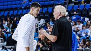 Aday Dama recibe los consejos del legendario Bill Walton antes de su estreno contra Saint Francis