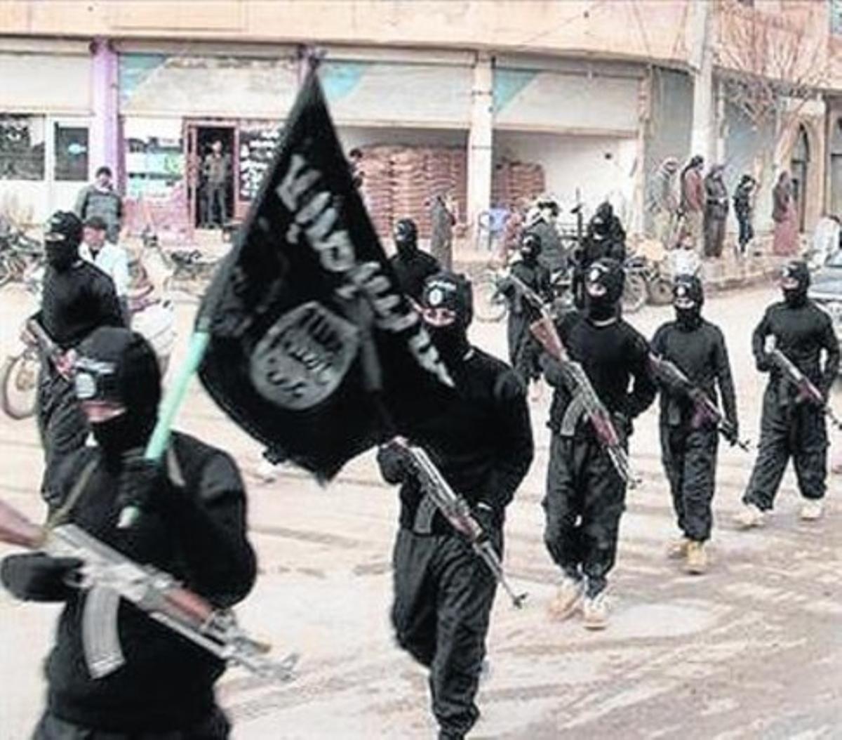 Combatents de l’ISIL al seu feu a Raqqa (Síria). Combatents de l’ISIL al seu feu a Raqqa (Síria).