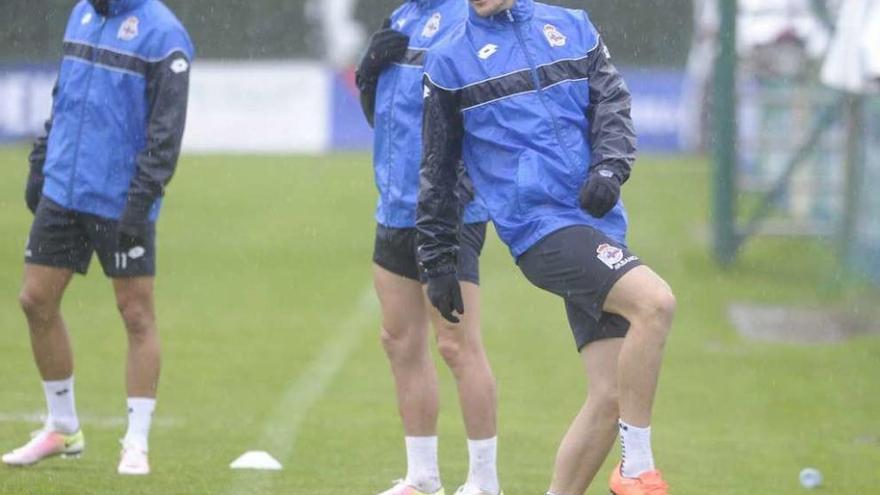 Luis Alberto, con el balón en presencia de Juanfran y Lucas, ayer por la mañana en Abegondo.