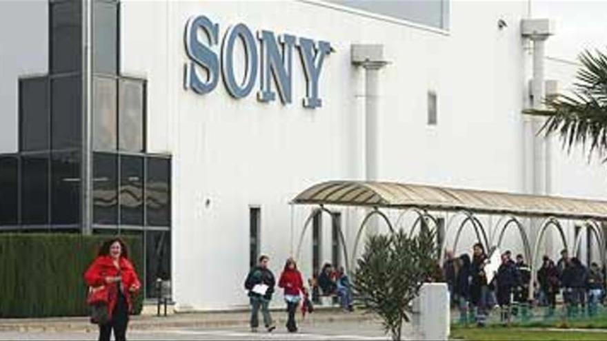 Trabajadores de Sony salen de la fábrica que tiene la firma en Viladecavalls.
