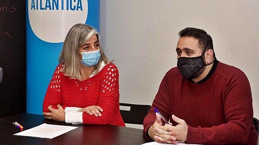 María García, con Rodrigo Gil, director de la oficina.