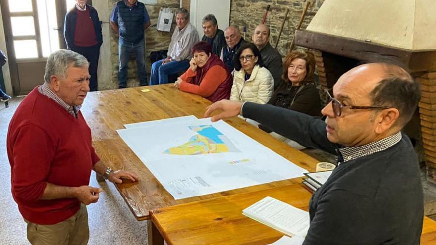 Vecinos asisten a una reunión informativa sobre la concentración parcelaria en Ufones. | CHANY SEBASTIÁN