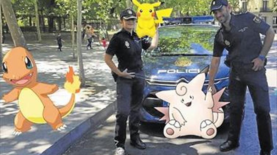 La Policía Nacional enseña cómo jugar a Pokémon Go sin riesgo