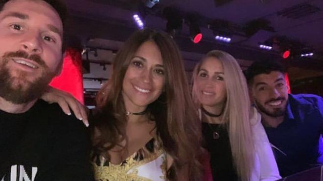 Messi, Antonela, Sofía y Suárez, en un momento de la fiesta