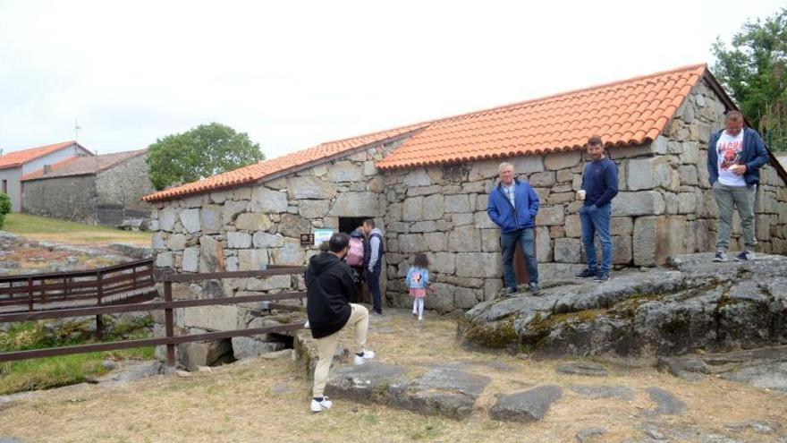 La visita de los vecinos a los molinos de Caleiro, ayer.   | // NOÉ PARGA