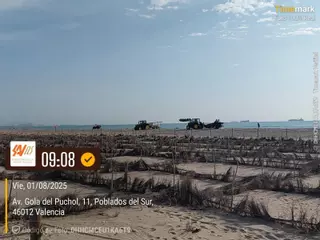 Vuelven las maquinas de limpieza a las playas del sur de València tras el periodo de anidamiento del chorlitejo