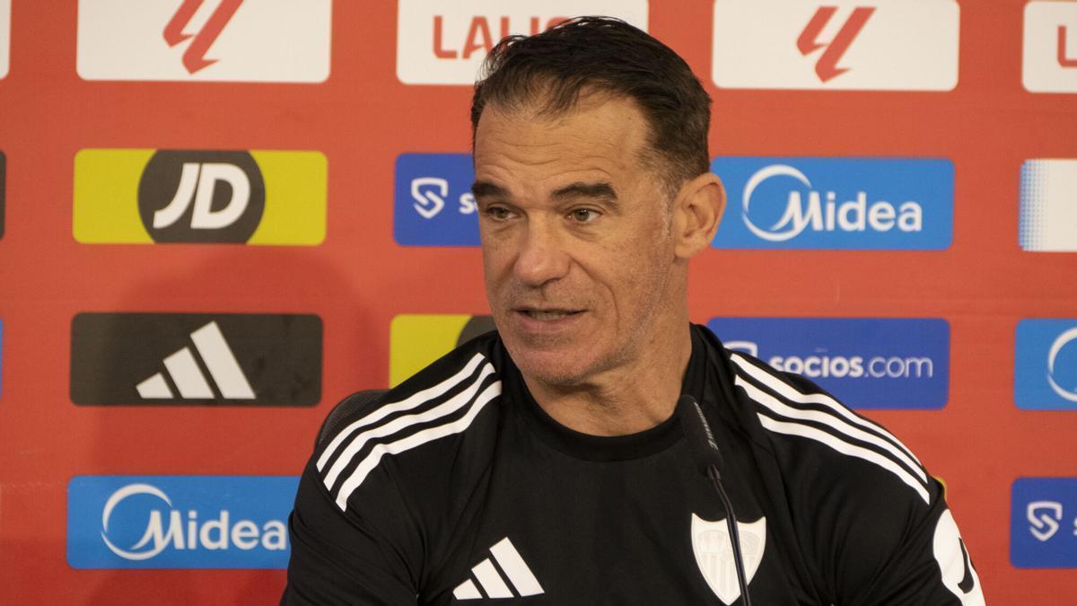 Luis García Plaza, en una rueda de prensa con el Sevilla FC