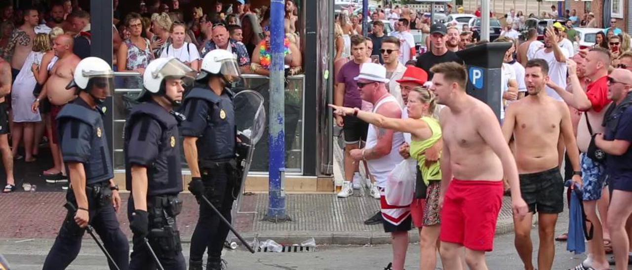 Carga policial en la zona "guiri" de Benidorm