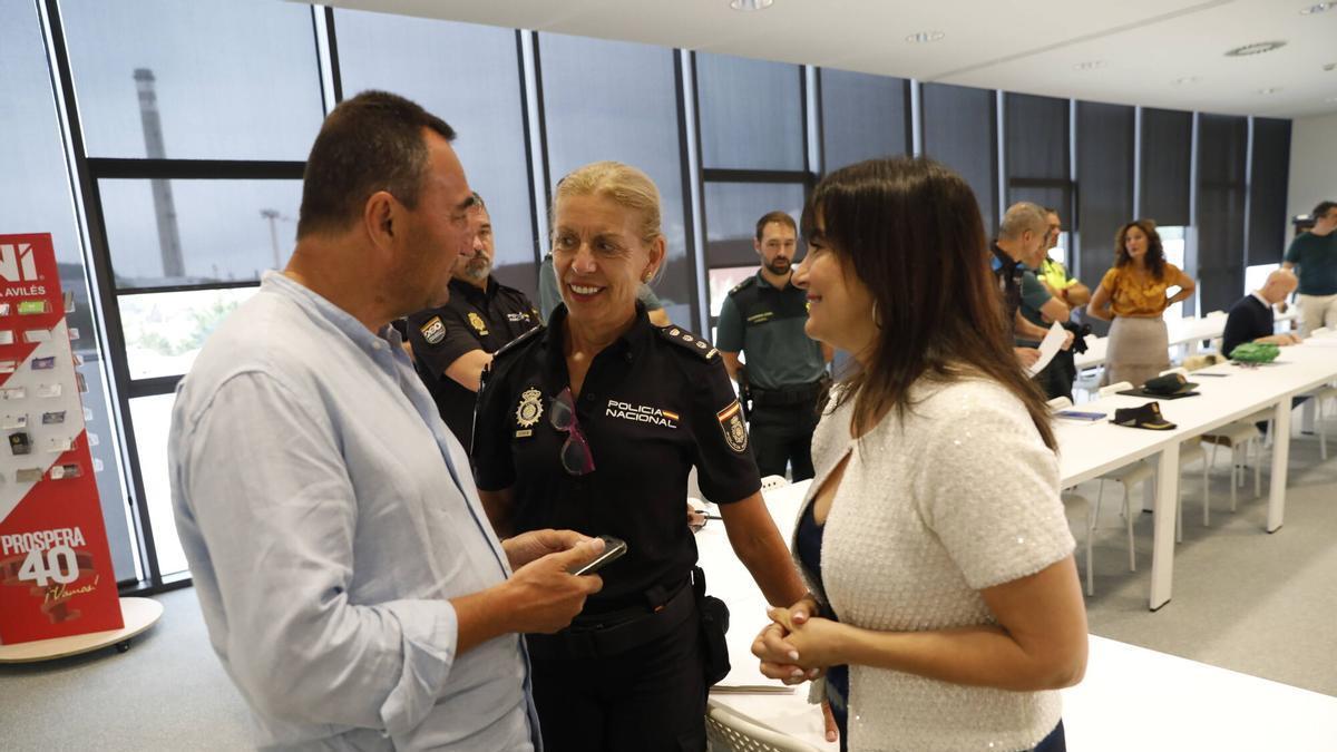 Rafael Rodríguez, jefe de la Policía Local; Inmaculada Leis, comisaria de la Policía Nacional de Avilés y Yolanda Alonso, edil de Festejos, este jueves momentos antes del inicio de la reunión para analizar la seguridad de los fuegos artificiales en el Centro Niemeyer.