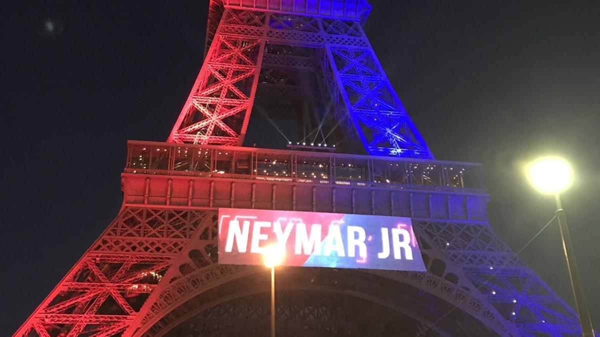 La Torre Eiffel ha dado también la bienvenida a Neymar a París