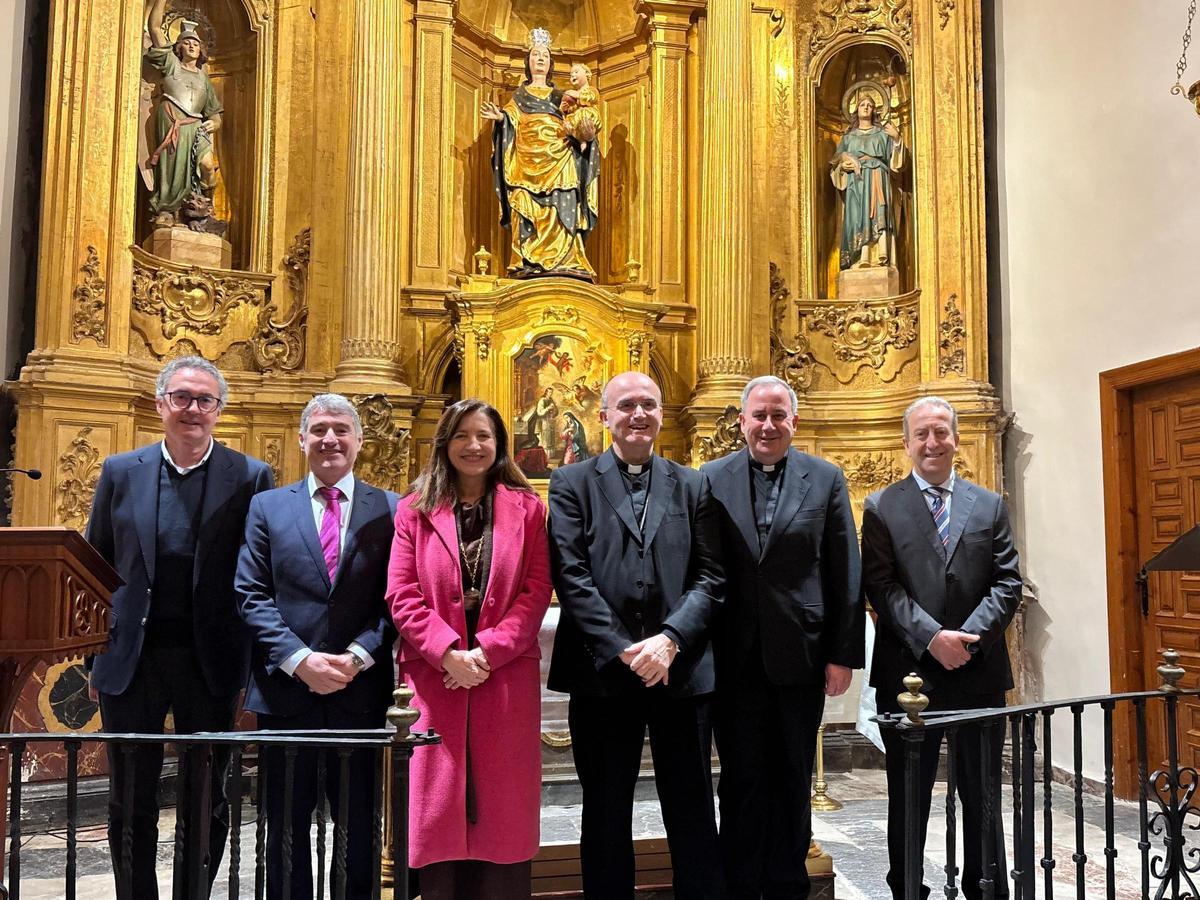 Autoridades en la reapertura de la capilla