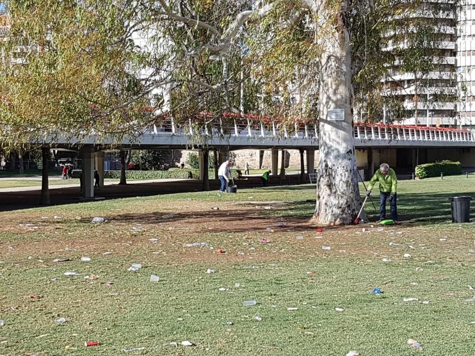 Suciedad en el tramo del IX del antiguo cauce del Turia tras la Feria Andaluza.