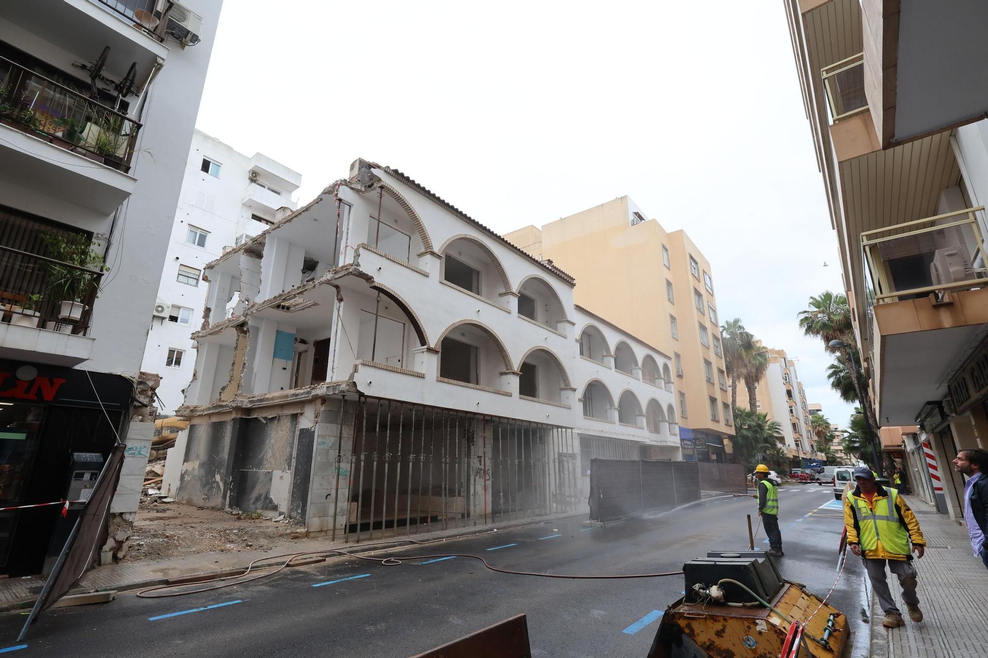 Derribo de un edificio en la calle Aragón de Vila