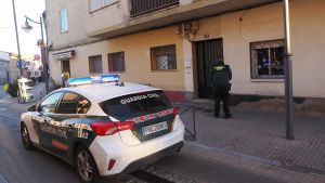 Imagen del portal de la vivienda de Viana de Cega en la que se han producido los hechos