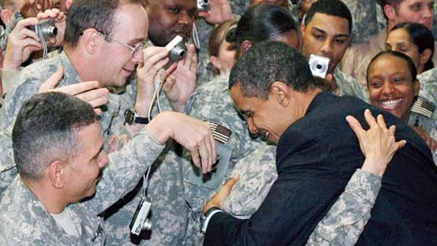Obama repartió abrazos entre las tropas.